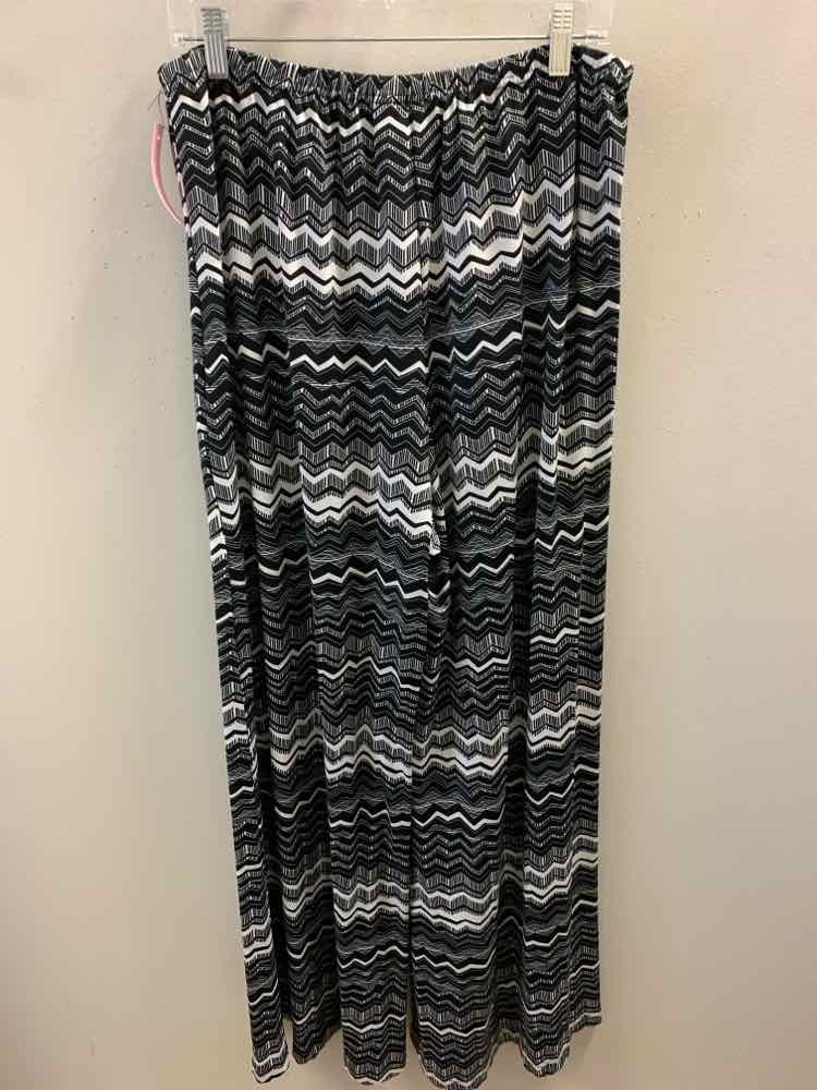 Size L NEW DIRECTIONS BOTTOMS BLK/WHT CHEVRON WIDE LEG Pants