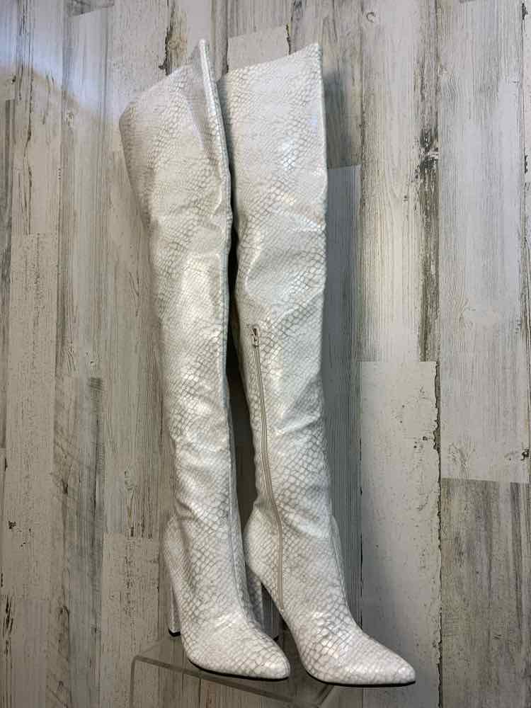 PRE-OWNED BAMBOO SHOES 7 White Shoes/THIGH HIGH BOOTS