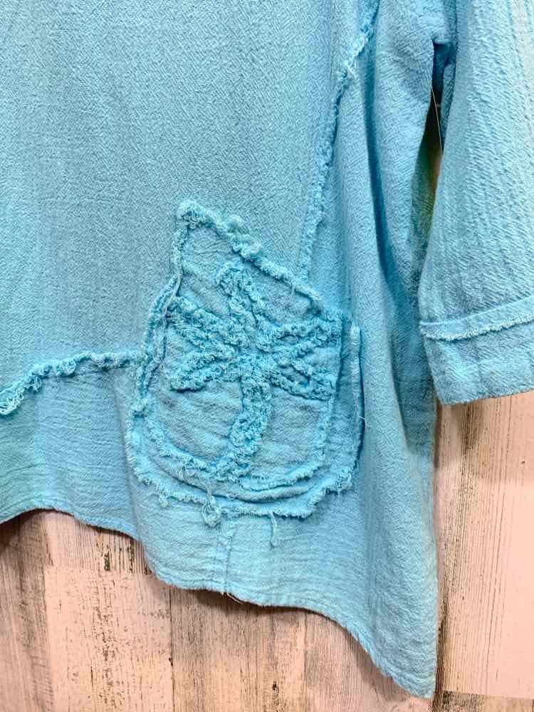 PRE-OWNED LULU B/LIGHTWEIGHT GAUZE TEXTURED FINISH SCOOP NECK 3/4 SLEEVE