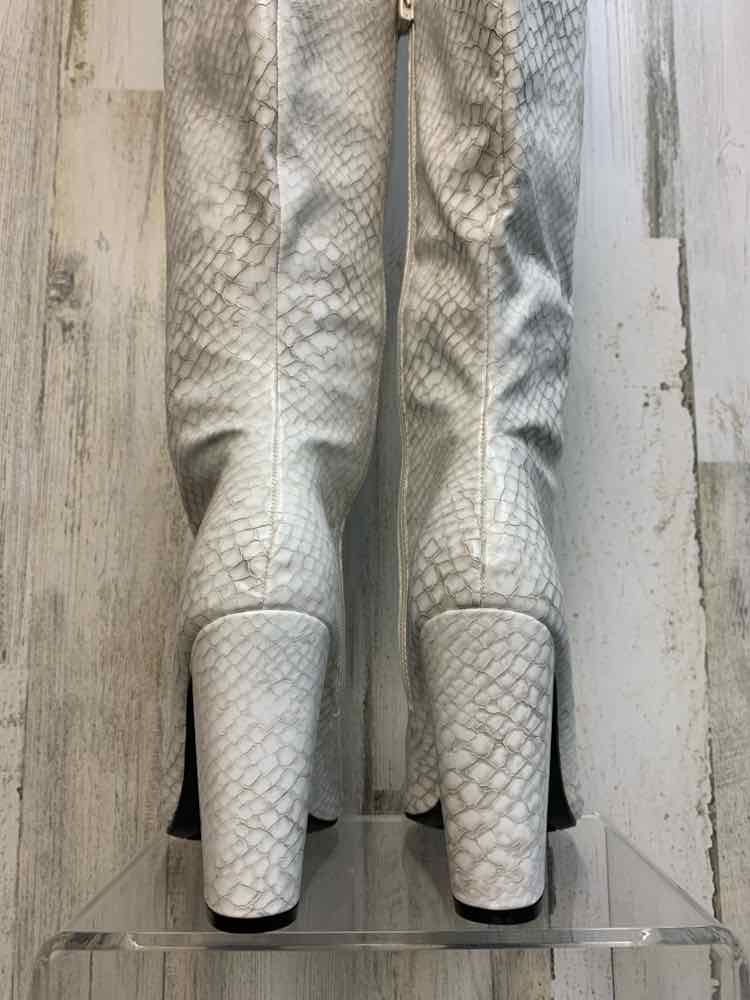 PRE-OWNED BAMBOO SHOES 7 White Shoes/THIGH HIGH BOOTS