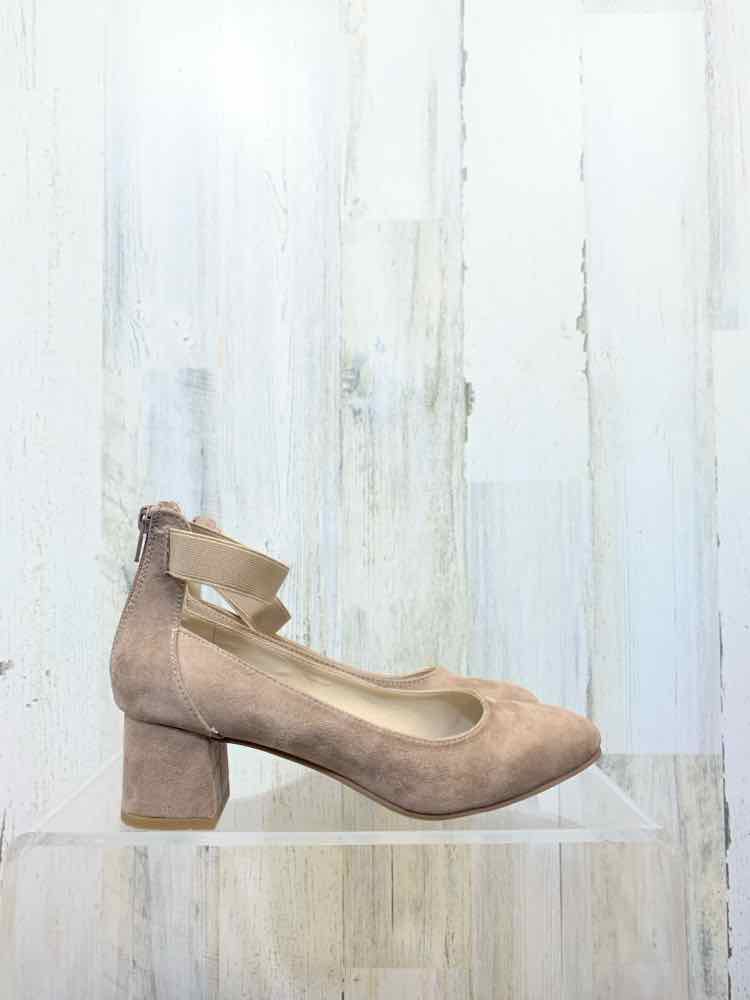 PRE-OWNED WHITE MOUNTAIN SHOES Taupe 7.5 INCHES TALL Shoes