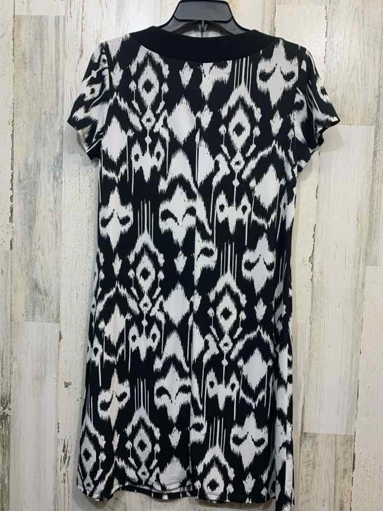 PRE-OWNED TIANA B. Dresses and Skirts Size L BLK/WHT TRIANGLES Dress/HALF ZIP CR