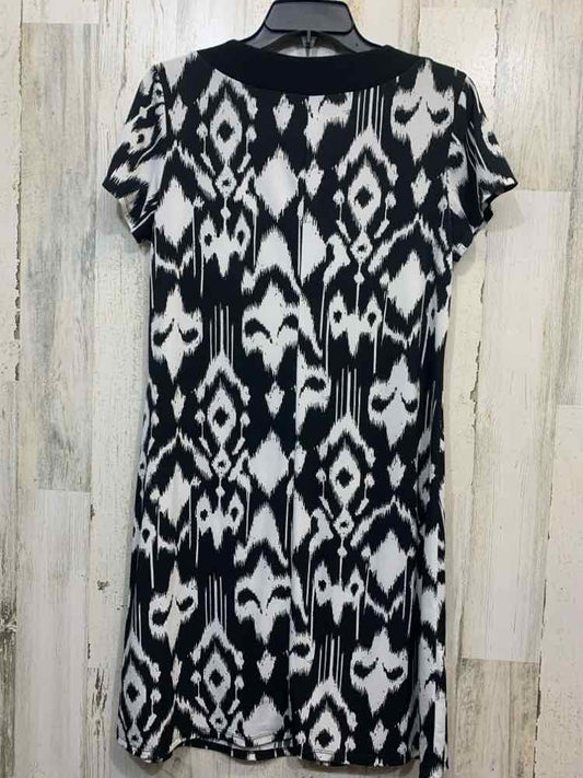 PRE-OWNED TIANA B. Dresses and Skirts Size L BLK/WHT TRIANGLES Dress/HALF ZIP CR