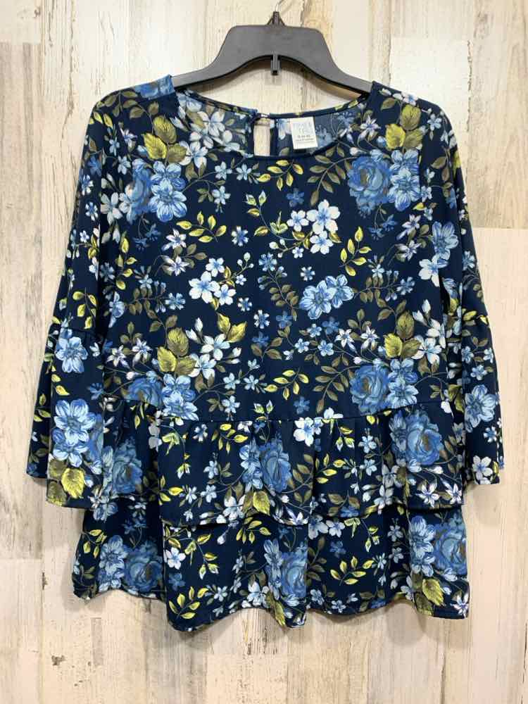 PRE-OWNED TIME AND TRUE/3/4 SLEEVE TIERED RUFFLE DESIGN BACK BUTTON CLOSURE TOP