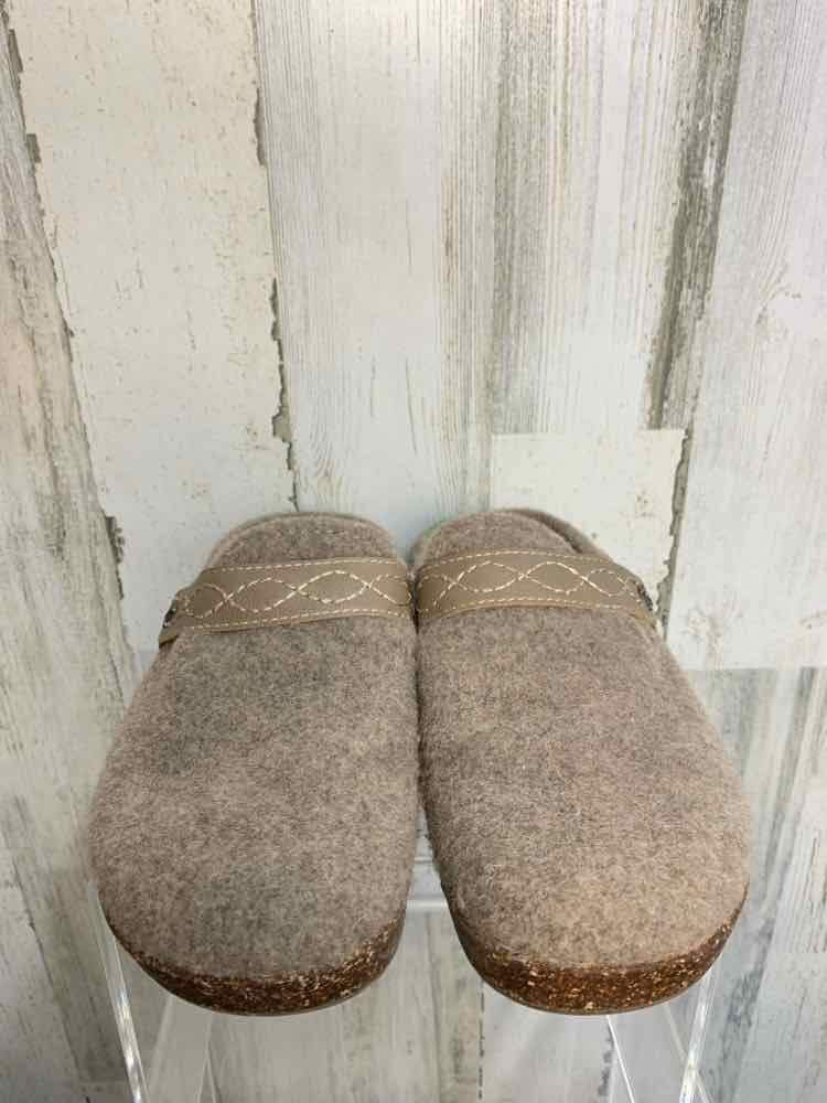 PRE-OWNED EARTH ORIGINS SHOES 9 Taupe Shoes/SLIP ONS