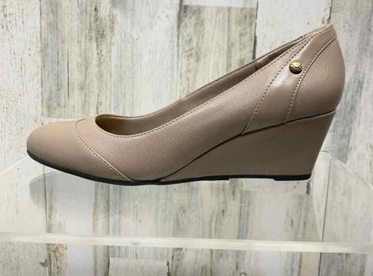 PRE-OWNED LIFE STRIDE SHOES Shoe Size 7.5 Taupe WEDGE High Heel/TAUPE CLOSED WED