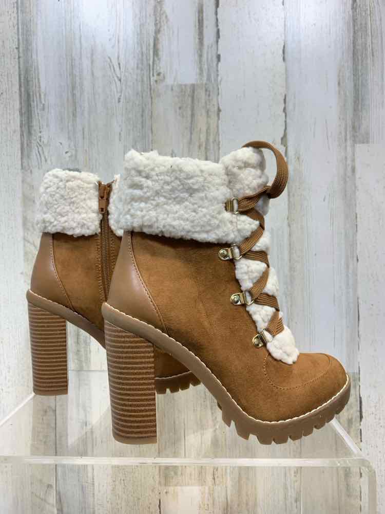 NWT BCBG SHOES Shoe Size 6 Brown ANKLE BOOT Boots/BROWN ANKLE BOOTIE W/ WHITE FL