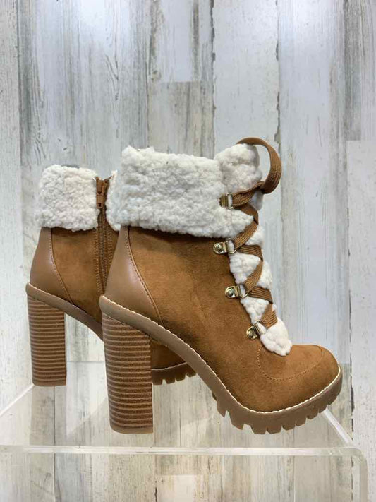 NWT BCBG SHOES Shoe Size 6 Brown ANKLE BOOT Boots/BROWN ANKLE BOOTIE W/ WHITE FL