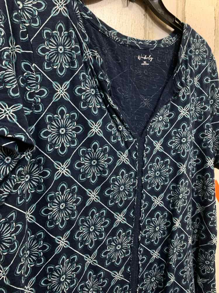 PRE-OWNED WONDERLAND BY ORANGE Tops Size XL BLUE/WHT Floral SHORT SLEEVES Blouse