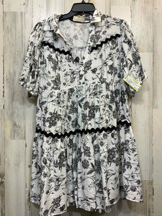 NWT UMGEE Dresses and Skirts Size M WHT/BLACK Floral TIERED Dress/COLLARED