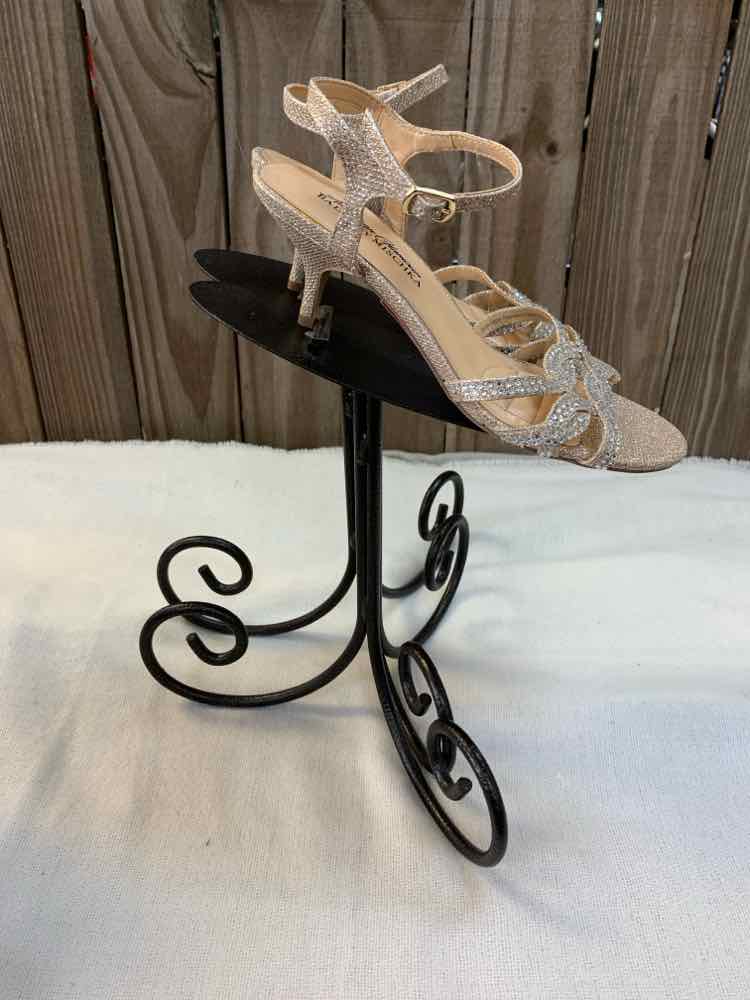 BADGLEY MISCHKA SHOES 6.5 Gold Sandals