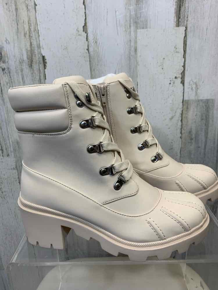 NWT STEVE MADDEN SHOES Shoe Size 7.5 OFF WHITE ANKLE RAIN Boots