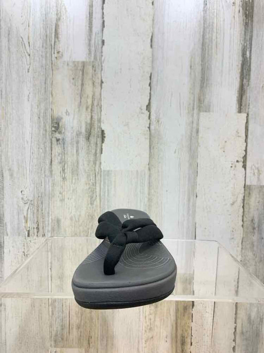PRE-OWNED CLARKS SHOES Shoe Size 10M BLK/GRAY FLIP FLOP Sandals/CUSHION SOFT CLO