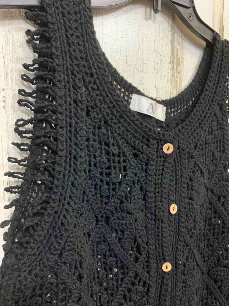 PRE-OWNED ZA (GENERIC TAG)/SLEEVELESS CROCHET KNIT VEST W/ HOLLOW OUT DESIGN & F