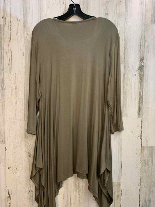 LAVANYA PLUS SIZES Size 1X MOSS GREEN 3/4 LENGTH TOP