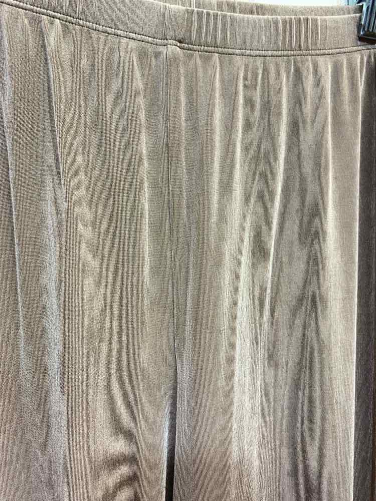 PRE-OWNED Size 2 CHICO'S TRAVELERS BOTTOMS LIGHT BROWN Solid GAUCHO Pants/LIGHT