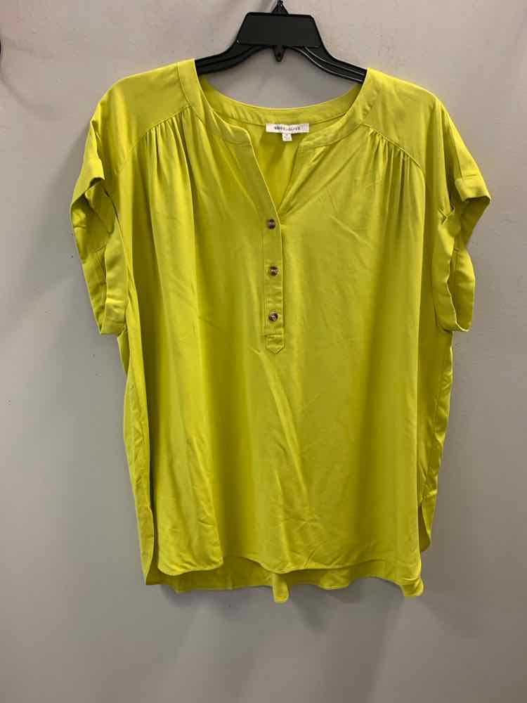 ROSE & OLIVE PLUS SIZES Size 1X Yellow CAP SLEEVE TOP