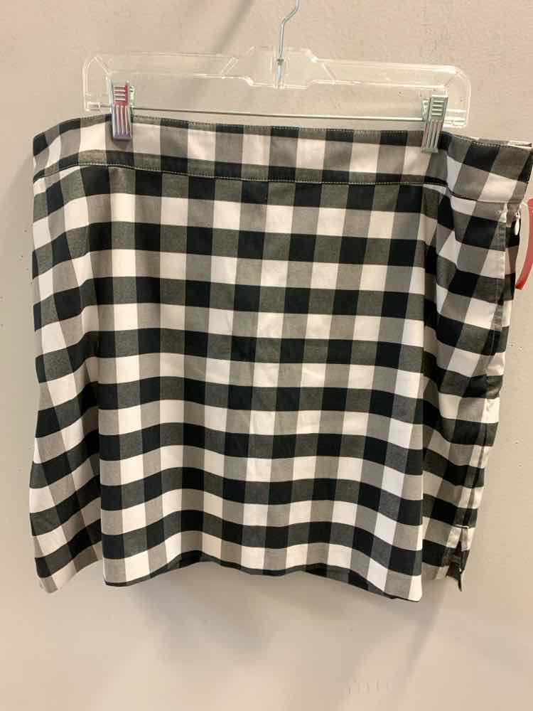 PRE-OWNED IZOD PLUS SIZES Size 18 BLK/WHT Checkered Skirt