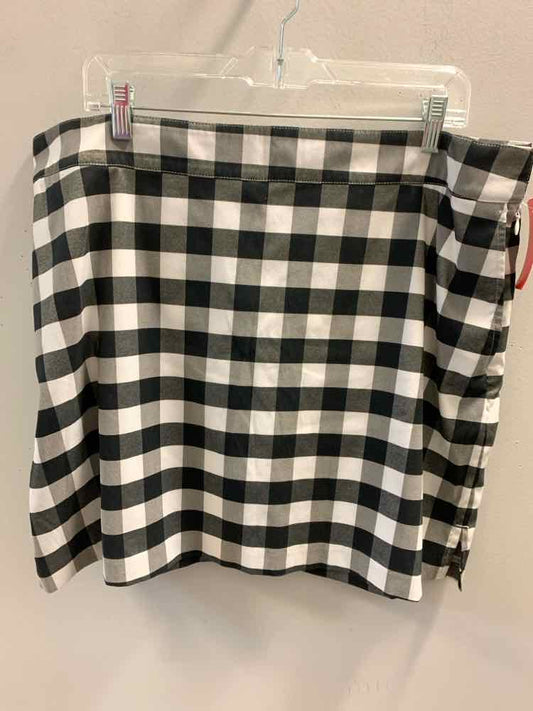 PRE-OWNED IZOD PLUS SIZES Size 18 BLK/WHT Checkered Skirt