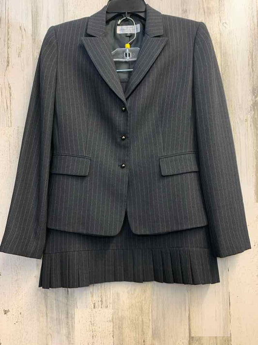 PRE-OWNED TAHARI Dresses and Skirts Size 6P Gray Pinstripe JACKET/SKIRT SUIT TOP