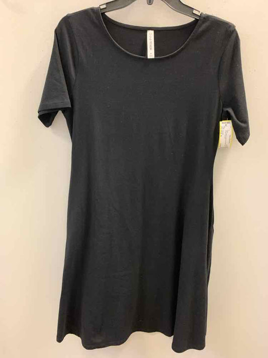 PRE-OWNED ZENANA Dresses and Skirts Size M Black SHORT SLEEVES Dress