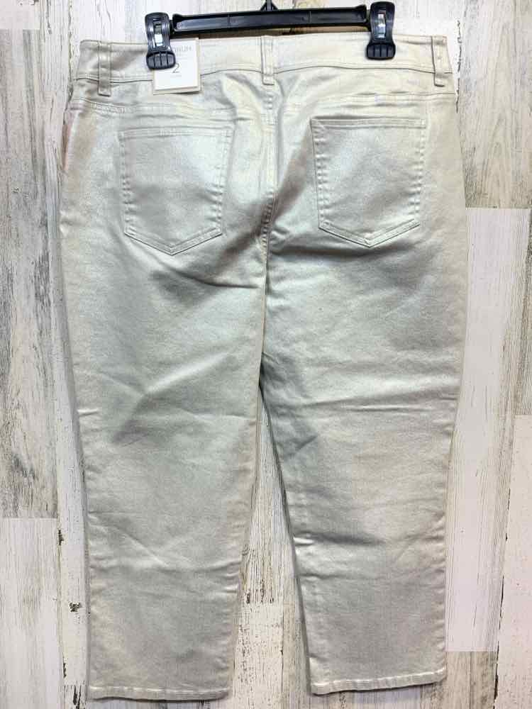 NWT Size 2 CHICOS PLATINUM BOTTOMS Silver METALLIC CAPRI Jeans/SILVER METALLIC C