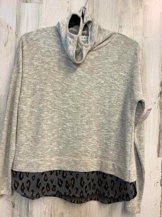PRE-OWNED THML Tops Size M Beige LONG SLEEVES TOP/GRAY BOTTOM CHEETAH PRINT