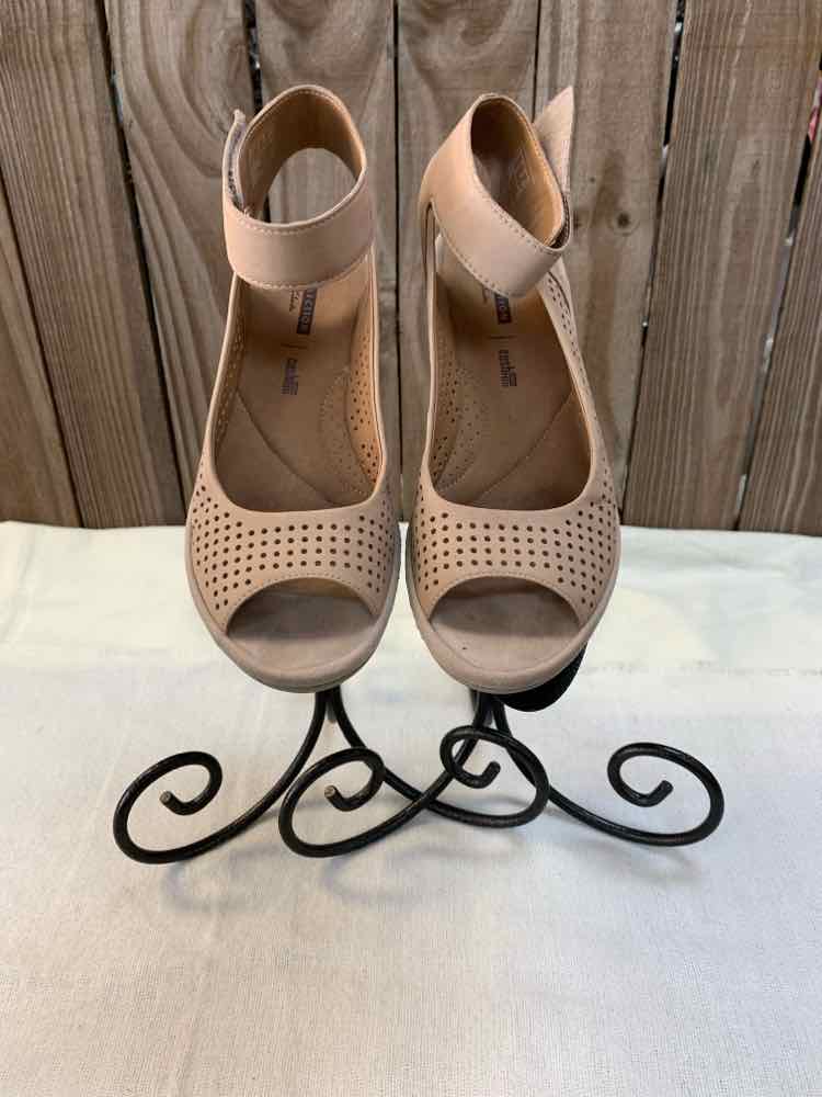 CLARKS SHOES 7.5 NUDE Sandals