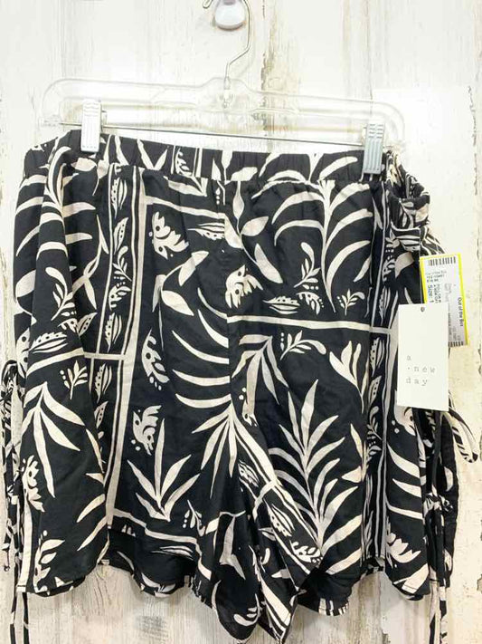 NWT Size 1X A NEW DAY PLUS SIZES WHT/BLK Floral Shorts