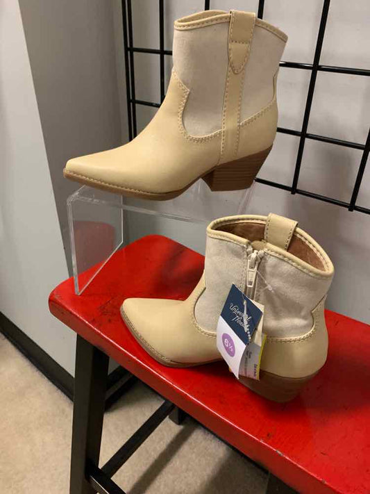 NWT UNIVERSAL THREADS SHOES 6.5 BGE/CREAM ANKLE Boots