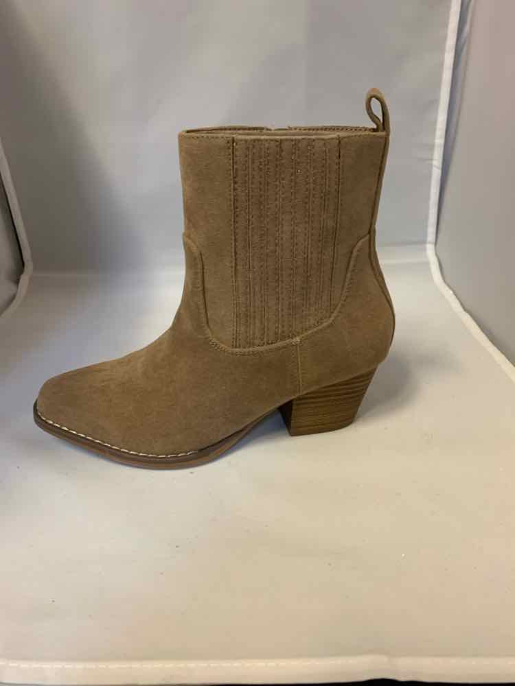 NWT UNIVERSAL THREADS SHOES 6.5 Taupe Boots