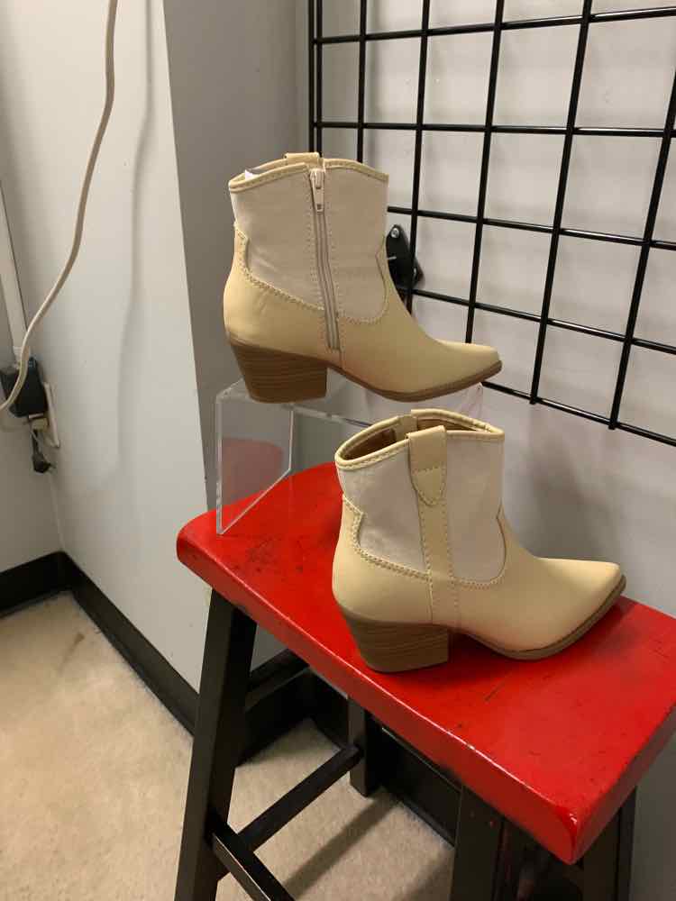 NWT UNIVERSAL THREADS SHOES 6.5 BGE/CREAM ANKLE Boots